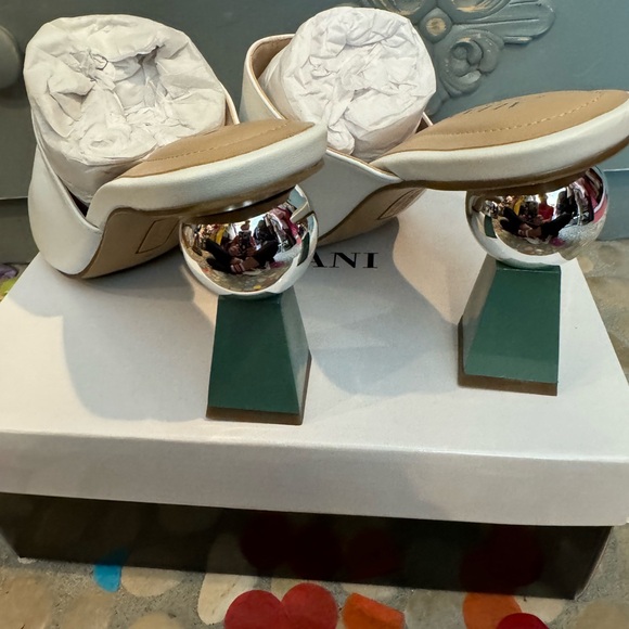 ALFANI โ Junneelโ in white with FUN& UNIQUE heels- zoom in for all the details! - Picture 10 of 15